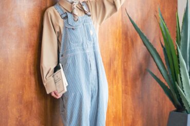 初秋のオーバーオールコーデ。スカーフ＆パールでちょいレディに着るのが正解！【FUDGE FRIEND おしゃれさんの毎日コーディネート vol.595｜Maruru】 | FUDGE FRIEND | ファッション