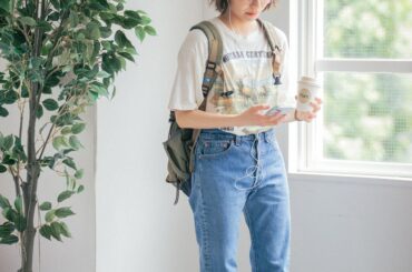 くったりしたヴィンテージＴ×ジーンズ×ローテクスニーカーでナードに！本日のテーマは海外のオタク【FUDGE FRIEND おしゃれさんの毎日コーディネート vol.590｜momo】 | FUDGE FRIEND | ファッション