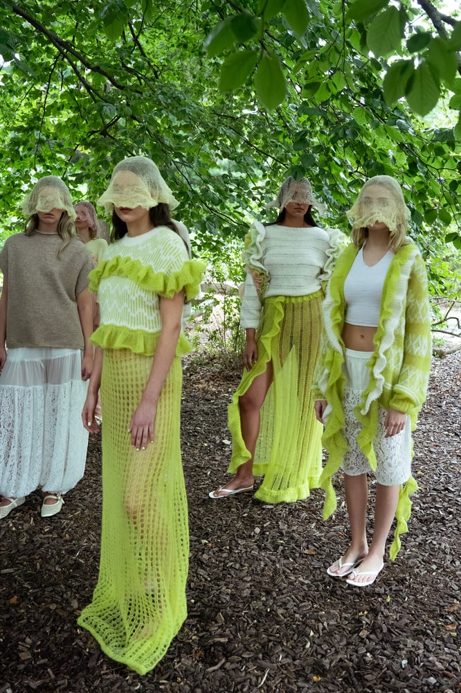 ウッドリングの繊細なニットウェア