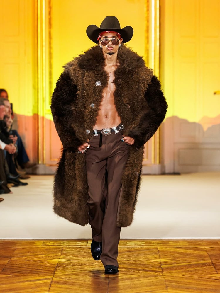 月曜の夜、パリで披露された 'Austin Post in Paris' コレクションのルック