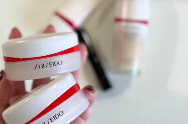 【美容液パウダー】資生堂新作「エッセンス スキンセッティング パウダー」選んだ2色は？｜同シリーズでメイク | マキアオンライン