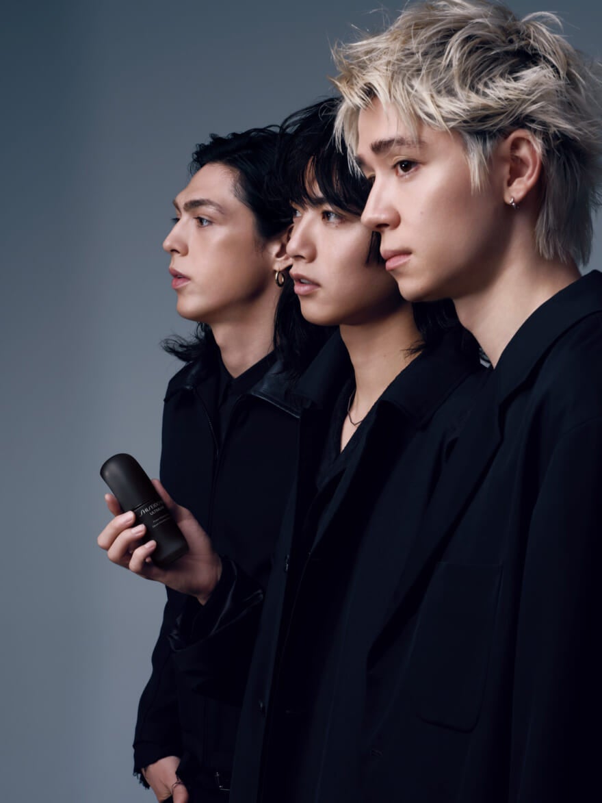 資生堂メンの美容液「アルティミューン」を手に持つOUR’s（モーガン蔵人、ローズ、深水光太）