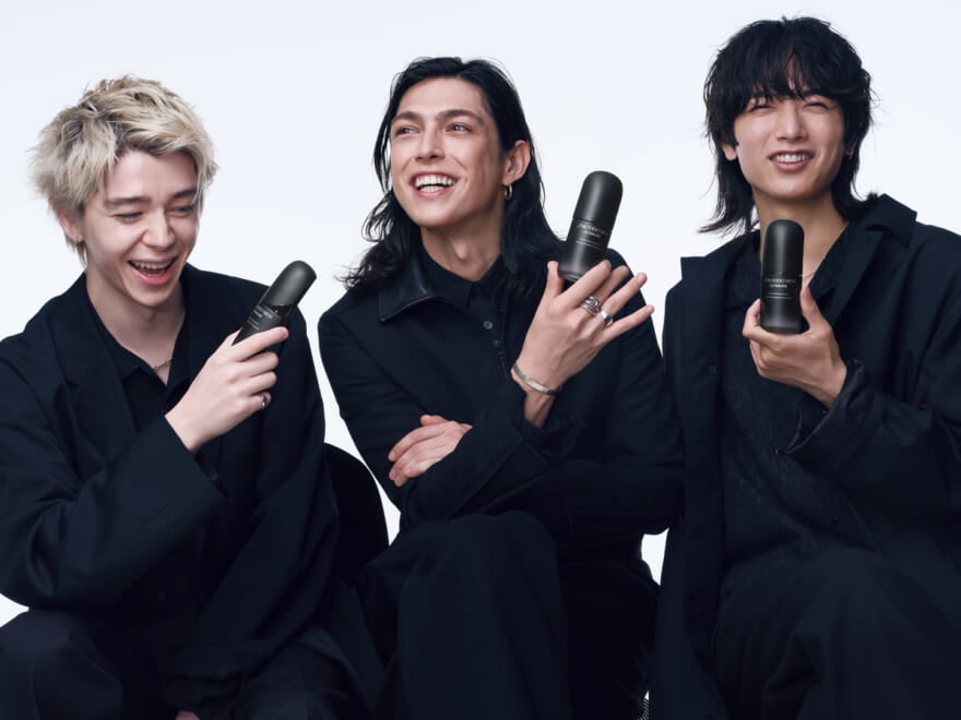 資生堂メンの美容液「アルティミューン」を手に持つOUR’s（モーガン蔵人、ローズ、深水光太）２