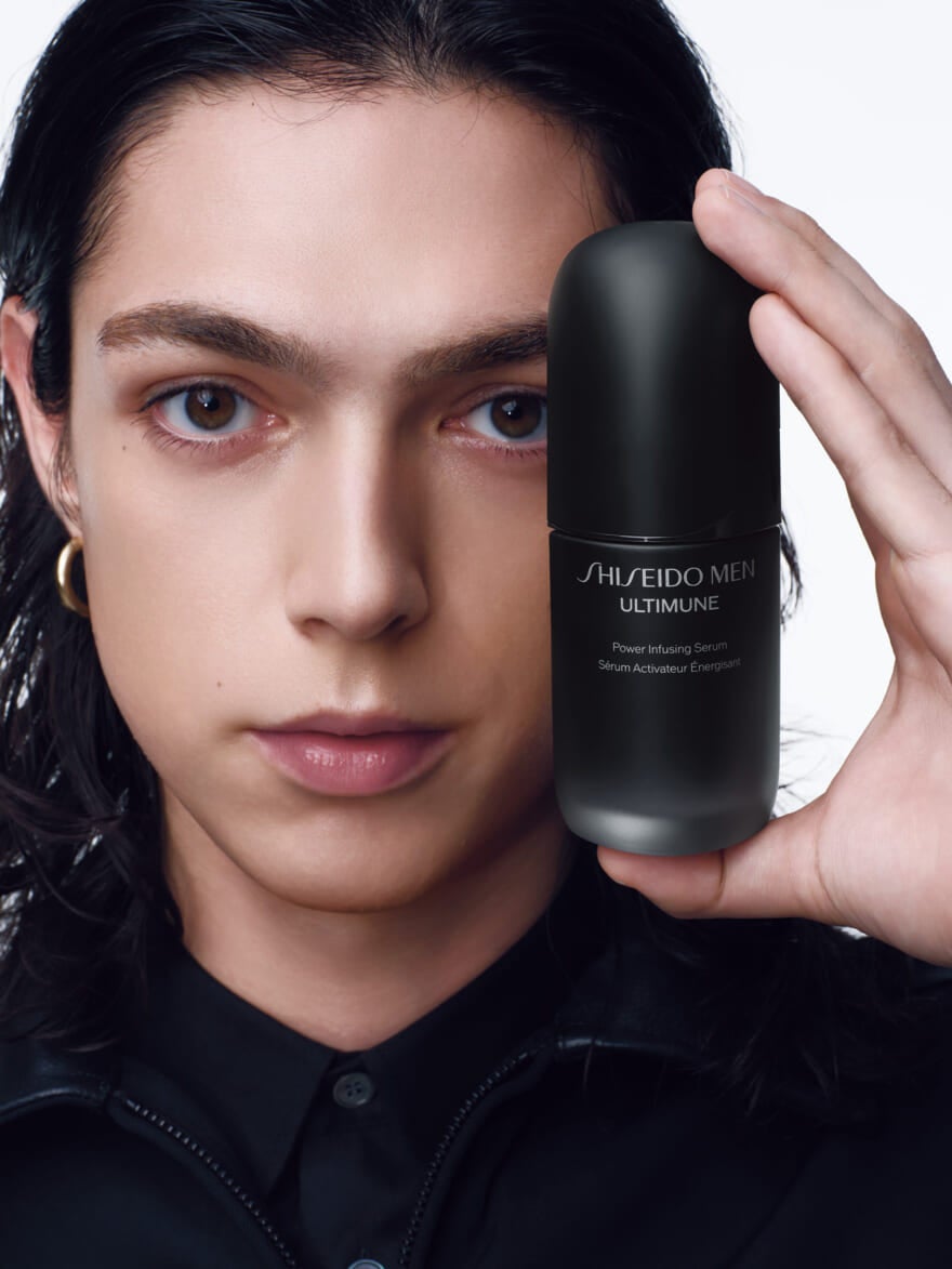 資生堂メンの美容液「アルティミューン」のボトルを手に持つモーガン蔵人