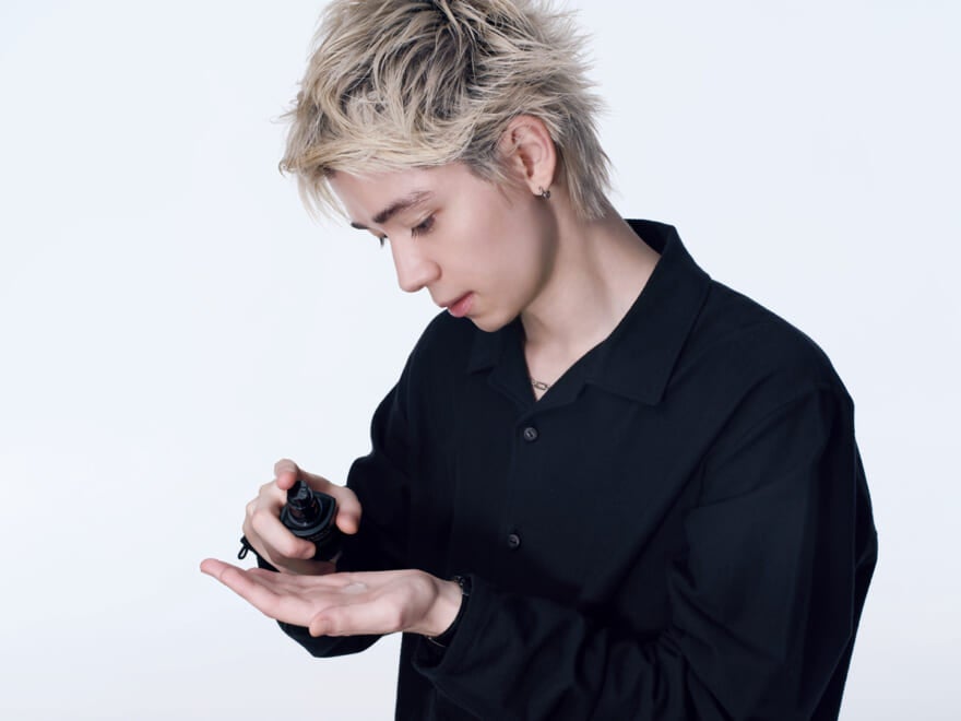 新しくなった「アルティミューン」の美容液を手に取るローズ（OURS）