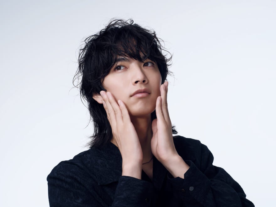 アルティミューンの美容液を肌で試す深水光太（OUR's）