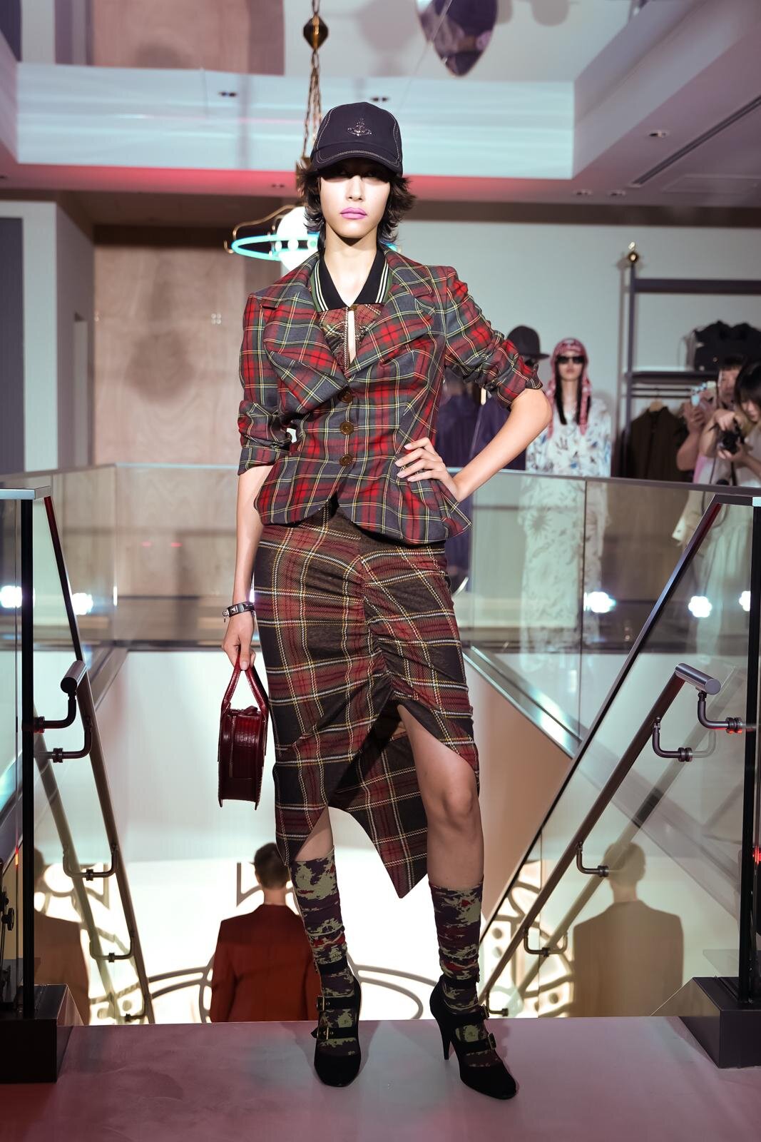 ヴィヴィアン・ウエストウッド青山旗艦店オープンを祝したミニショー、ブランドのDNAで溢れさせて | 写真