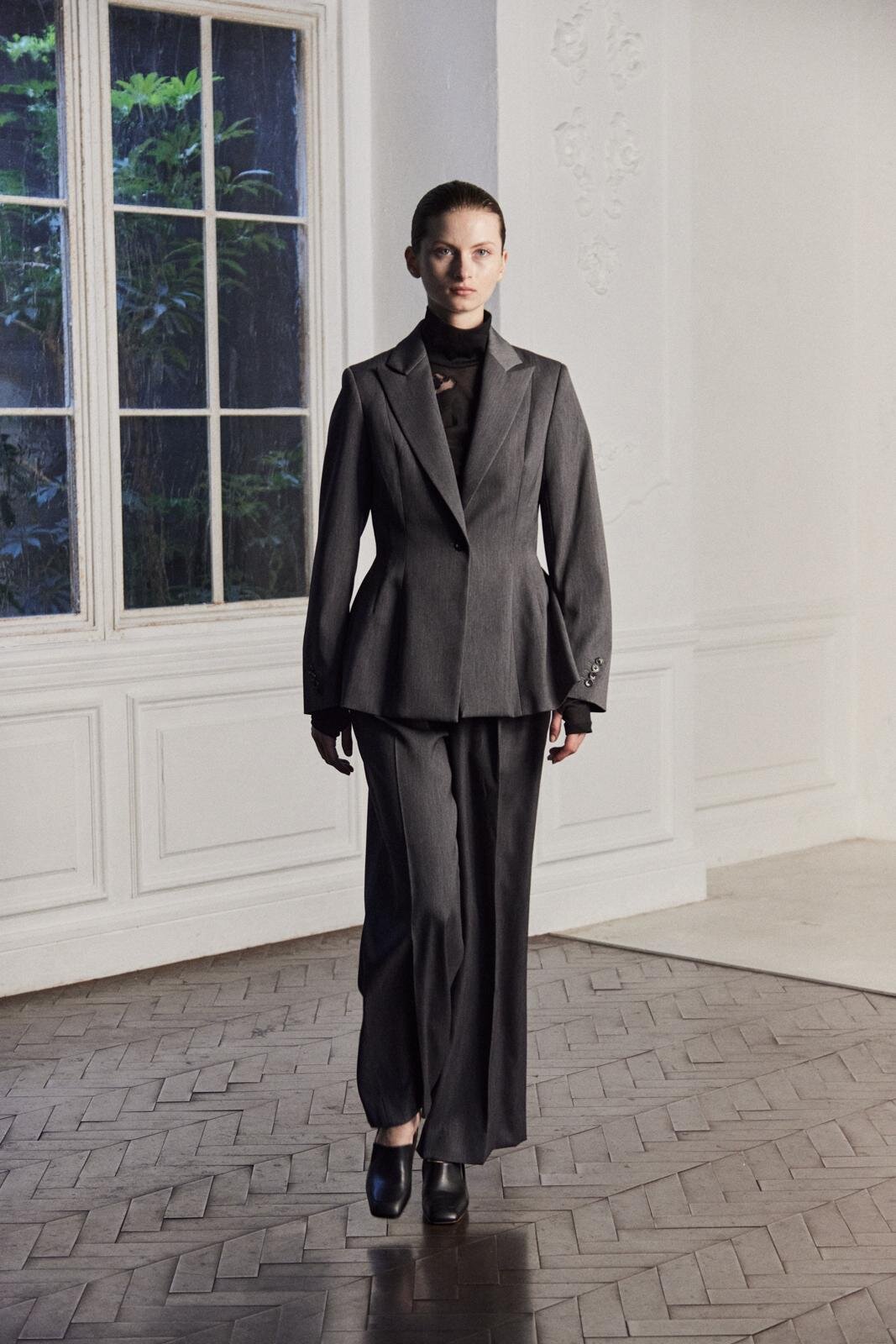 エズミ 2026年春夏コレクション - ‟彫刻を纏う”衣服 | 写真