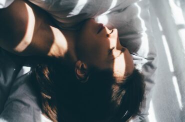 「横向き寝で顔が歪む」は本当？ TikTokで話題の説を医師が検証 | Vogue Japan