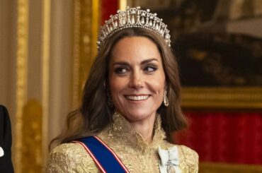 キャサリン妃のビューティールックを解説｜米大統領夫妻を迎えたスモーキーアイとビーチウェーブ | Vogue Japan