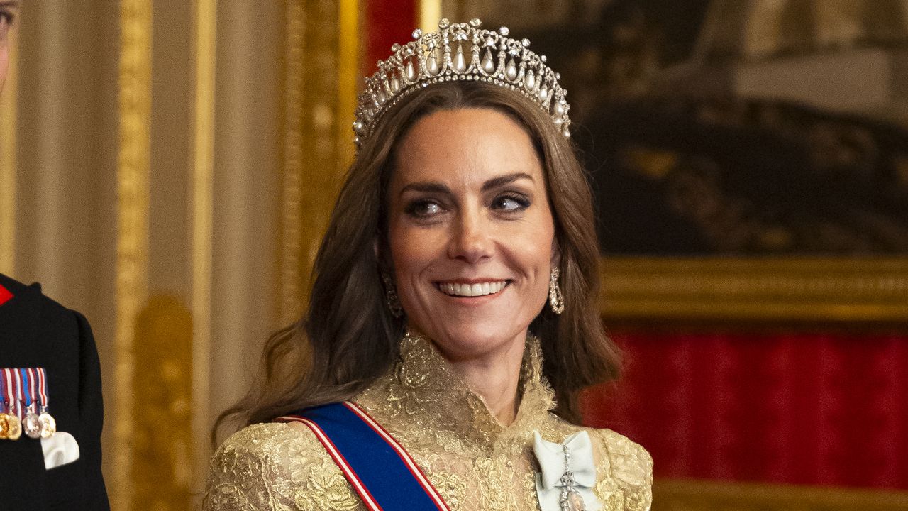 キャサリン妃のビューティールックを解説|米大統領夫妻を迎えたスモーキーアイとビーチウェーブ | Vogue Japan キャサリン妃のビューティールックを解説|米大統領夫妻を迎えたスモーキーアイとビーチウェーブ | Vogue Japan