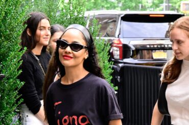 最旬ニューヨーク流ヘアアクセ使い５選。オフランウェイからキャッチ【ファッション賢者たちのヘアアレンジ術】 | Vogue Japan