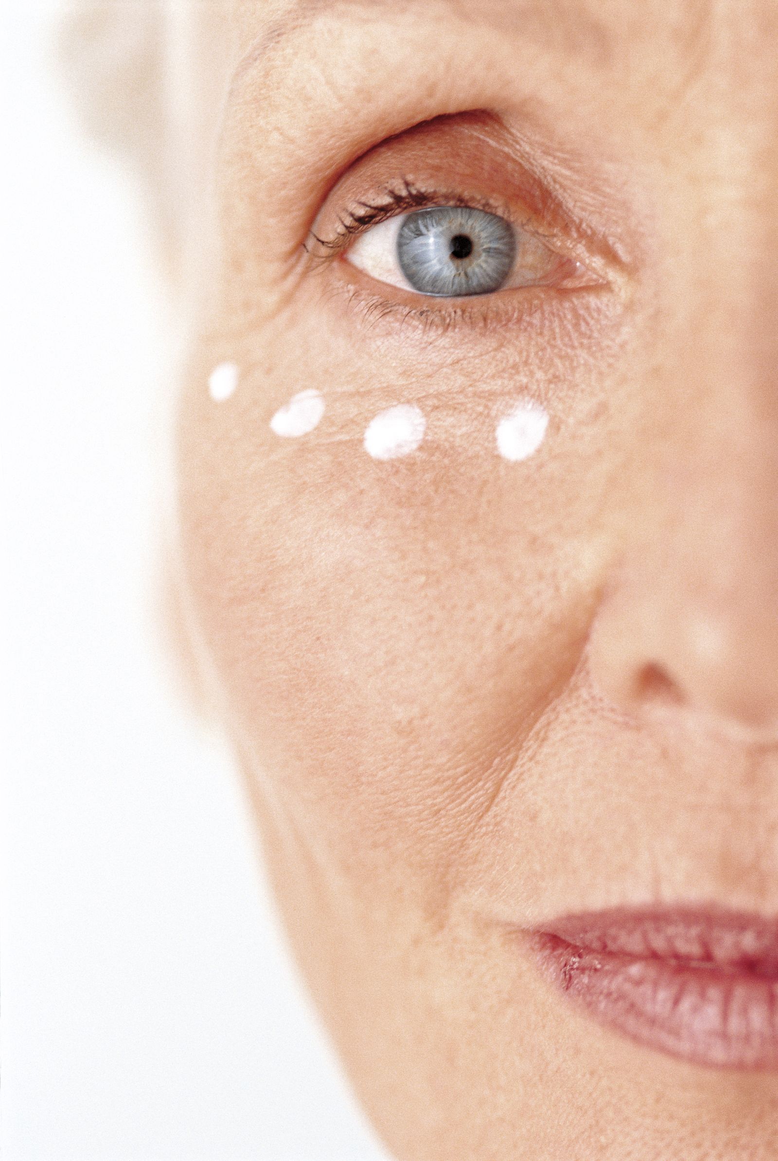 秋こそリセット! 夏の目もと疲れを集中ケア