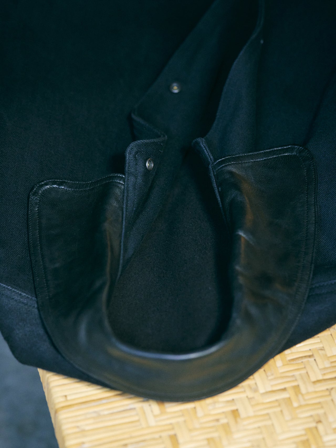 オシャレな人が買ってよかった〈COMOLI〉のデニムジャケットの襟