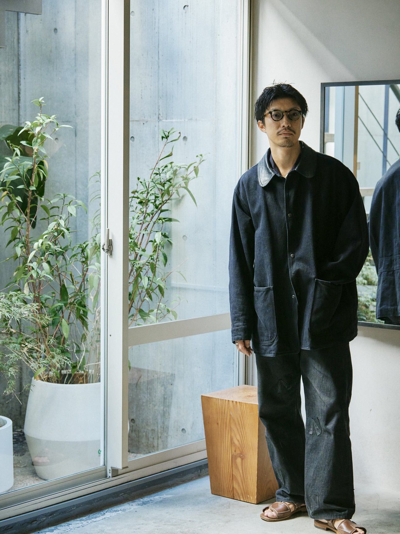 オシャレな人が買ってよかった〈COMOLI〉のデニムジャケットの着用画像