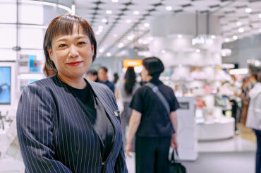 1日約1万人が訪れる店頭で「きれい」を届ける　「アットコスメオーサカ」阪本優子さん - WWDJAPAN