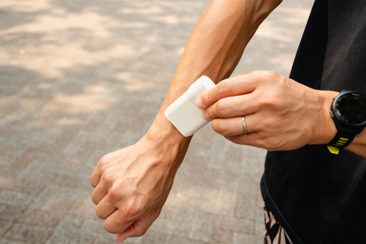 「ランナーの必需品!汗に強くベタつかない日焼け止めスティックで紫外線対策を完璧に」の画像