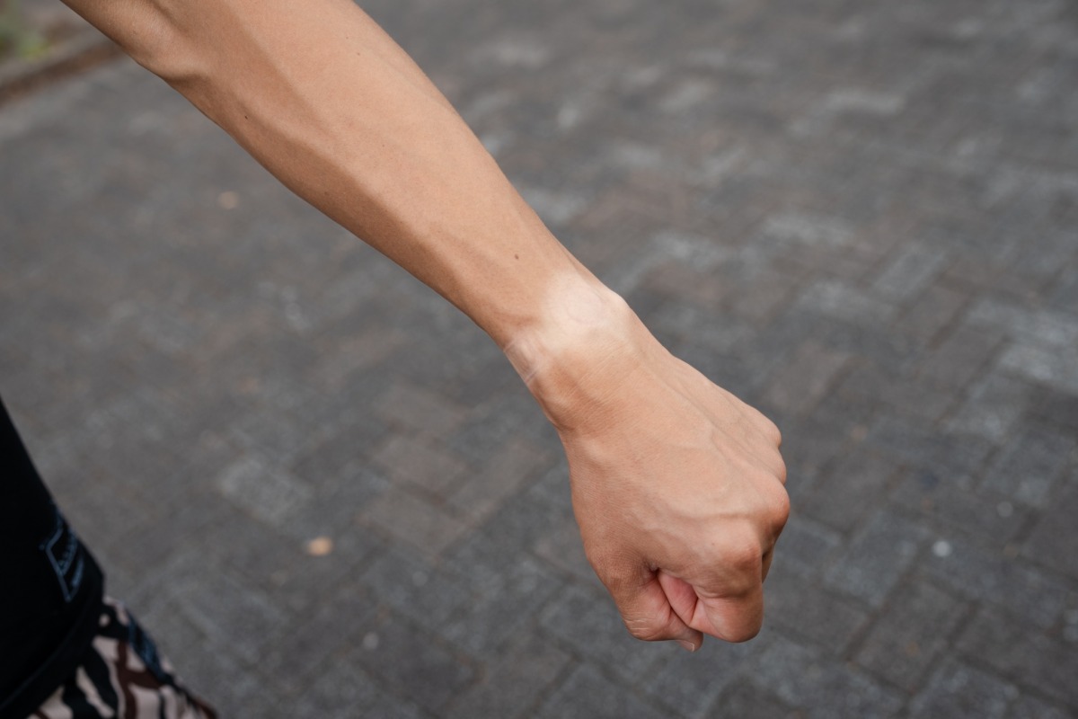 「ランナーの必需品！汗に強くベタつかない日焼け止めスティックで紫外線対策を完璧に」の画像