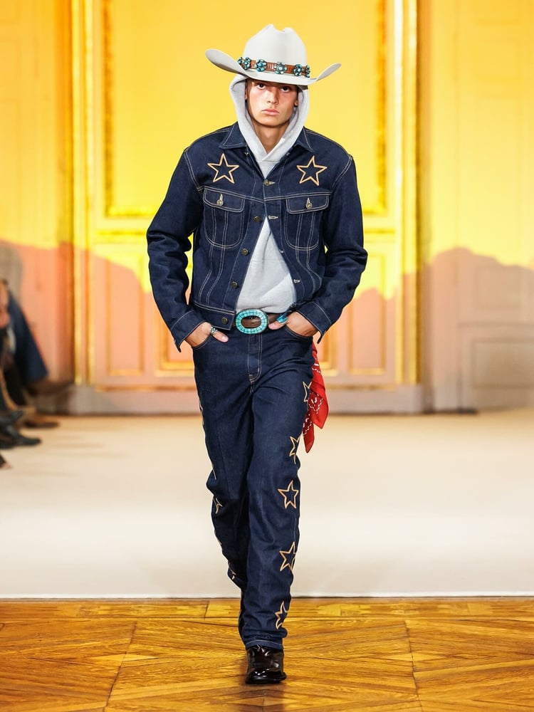 月曜の夜、パリで行われた 'Austin Post in Paris' のショーの様子。