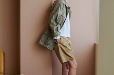 ハーフパンツ合わせなら、ミリタリーも軽やかに着られる【FUDGE dig.｜大人のチノハーフパンツ着回し計画- 05】 | FUDGE dig. | ファッション