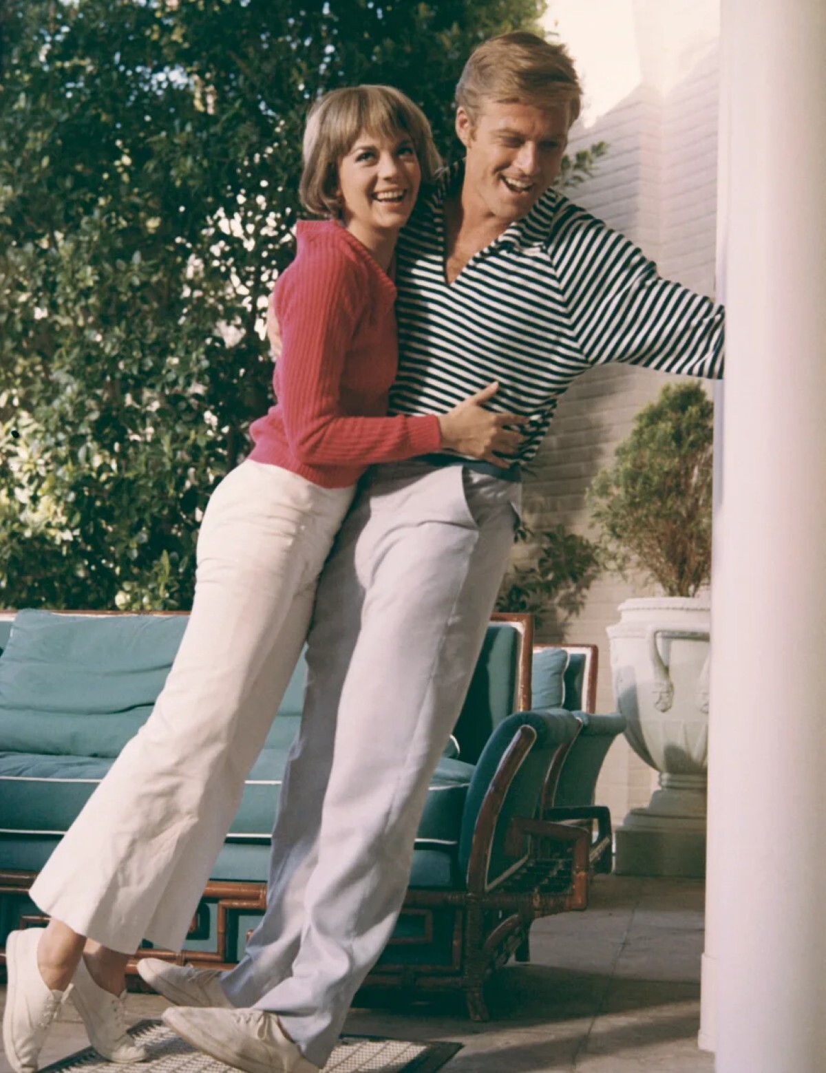 「サンセット物語」の撮影に臨むナタリー・ウッドさんとレッドフォードさん/Screen Archives/Getty Images