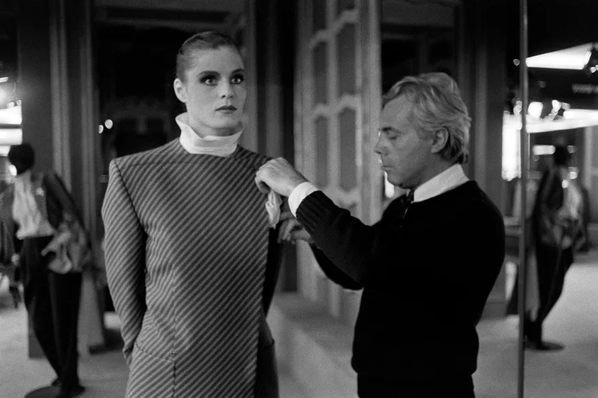 １９８０年の秋冬コレクションに向け、最終調整をするアルマーニ氏/Michel Maurou/WWD/Getty Images