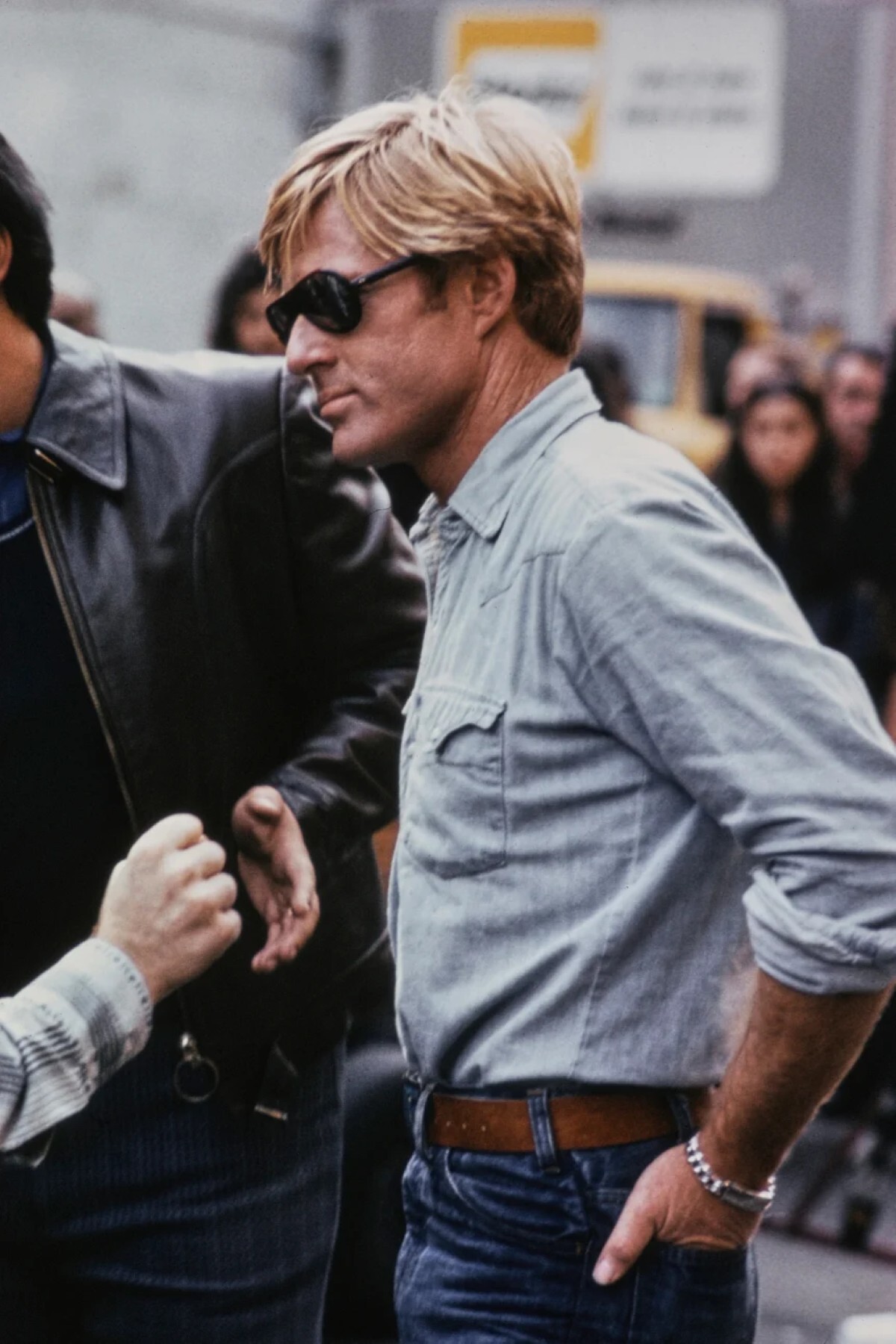 オフの時のレッドフォードさんは、上下にデニムを着用し、黒のアビエーターサングラスにウエスタンスタイルのレザーベルトという格好だった＝１９７５年/Robert Chiarello/Michael Ochs Archives/Getty Images