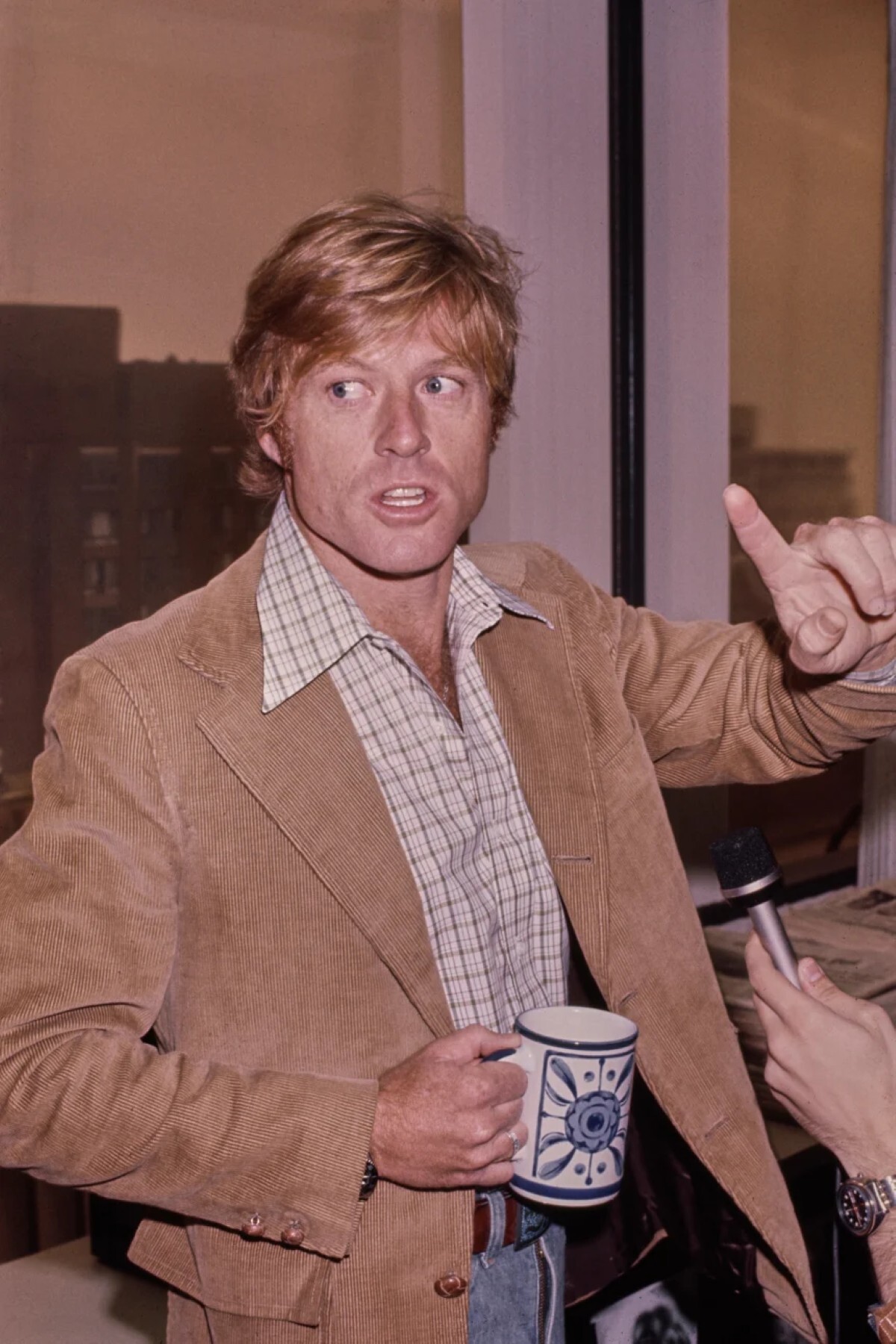 コーデュロイなどの触り心地の良い素材が、レッドフォードさんの衣装にボヘミアンな雰囲気を添えている。写真は１９７６年の「大統領の陰謀」のセットでのレッドフォードさん/Michael Ochs Archives/Getty Images