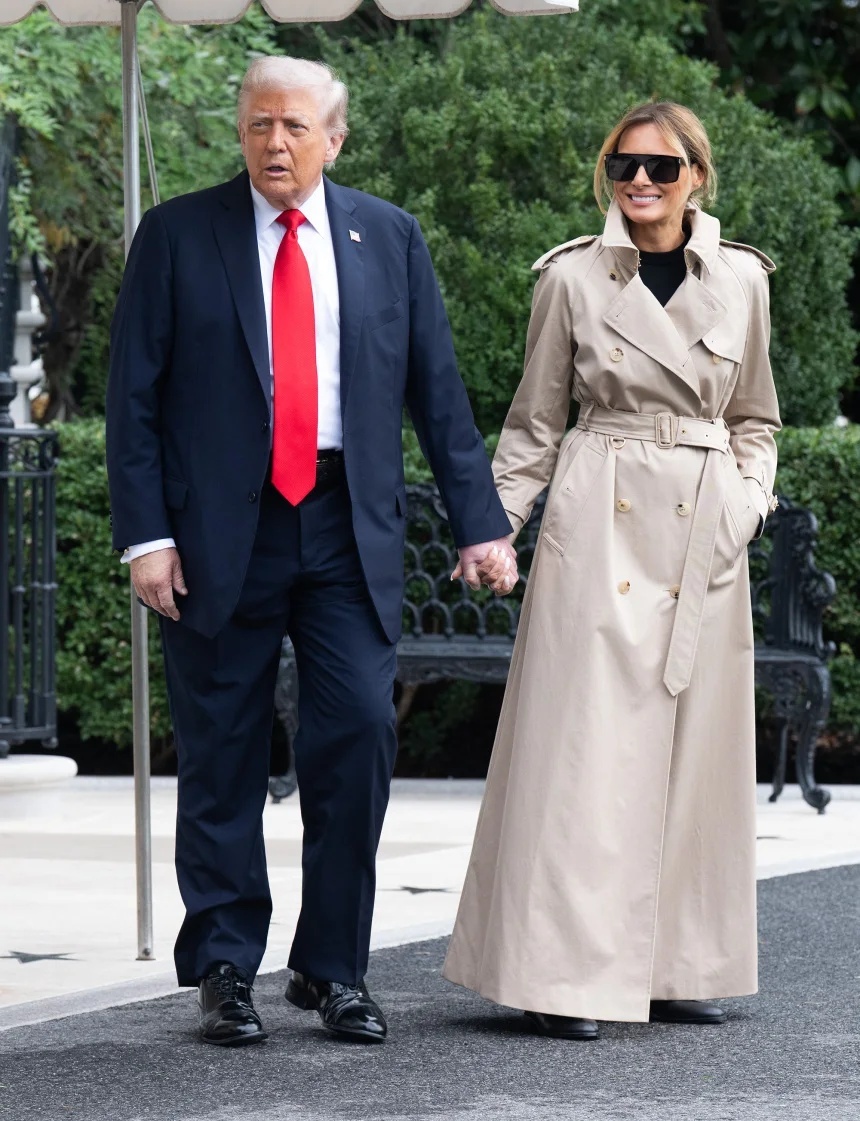 移動の際のスタイリングにはバーバリーのくるぶし丈のトレンチコートを選択。英国の伝統に敬意を表した/Saul Loeb/AFP/Getty Images