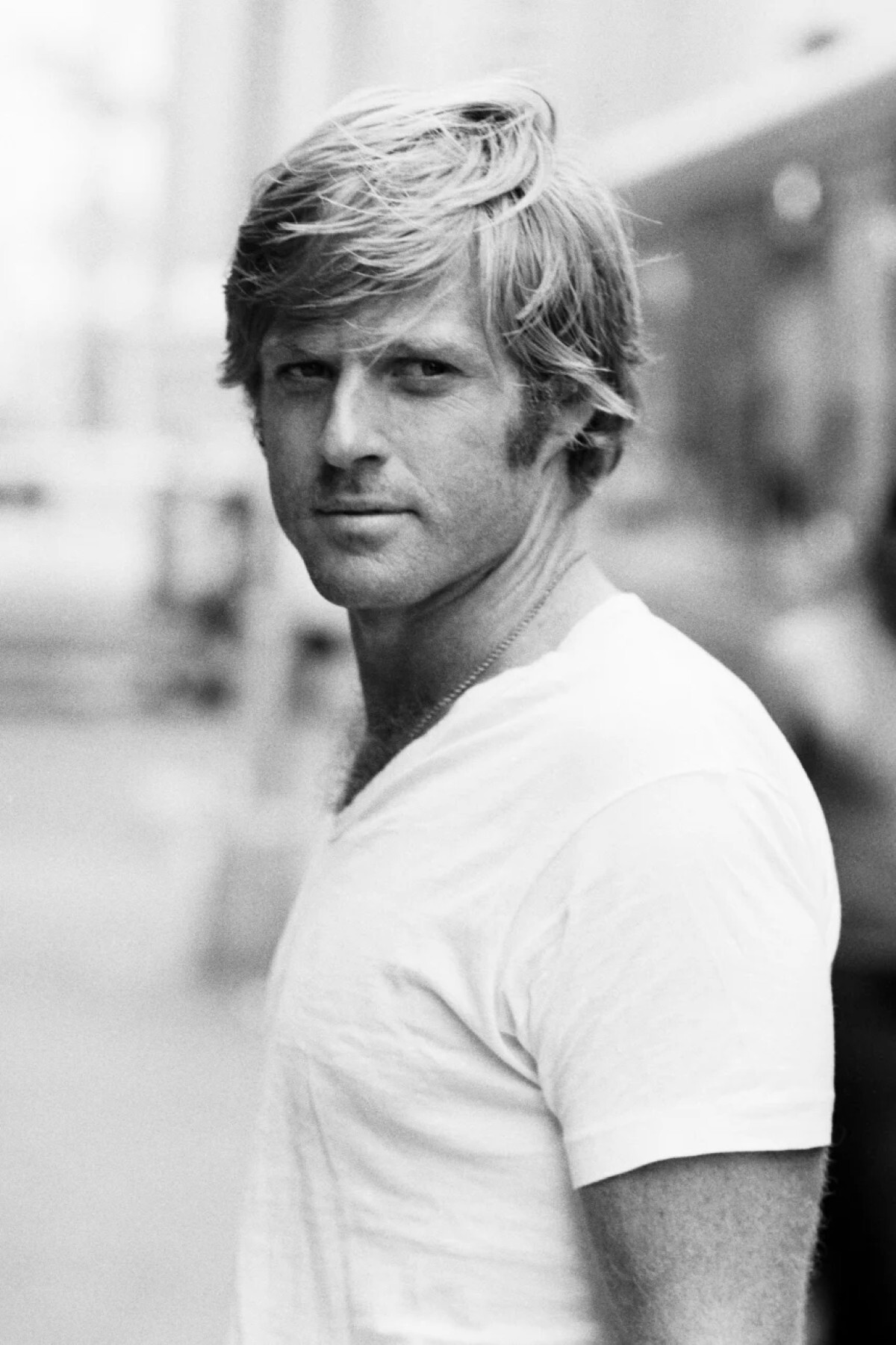 レッドフォードさんの装いはシンプルでありながら効果的で、ぴったりとした白のＴシャツに至るまでそれが貫かれていた。/Art Zelin/Getty Images