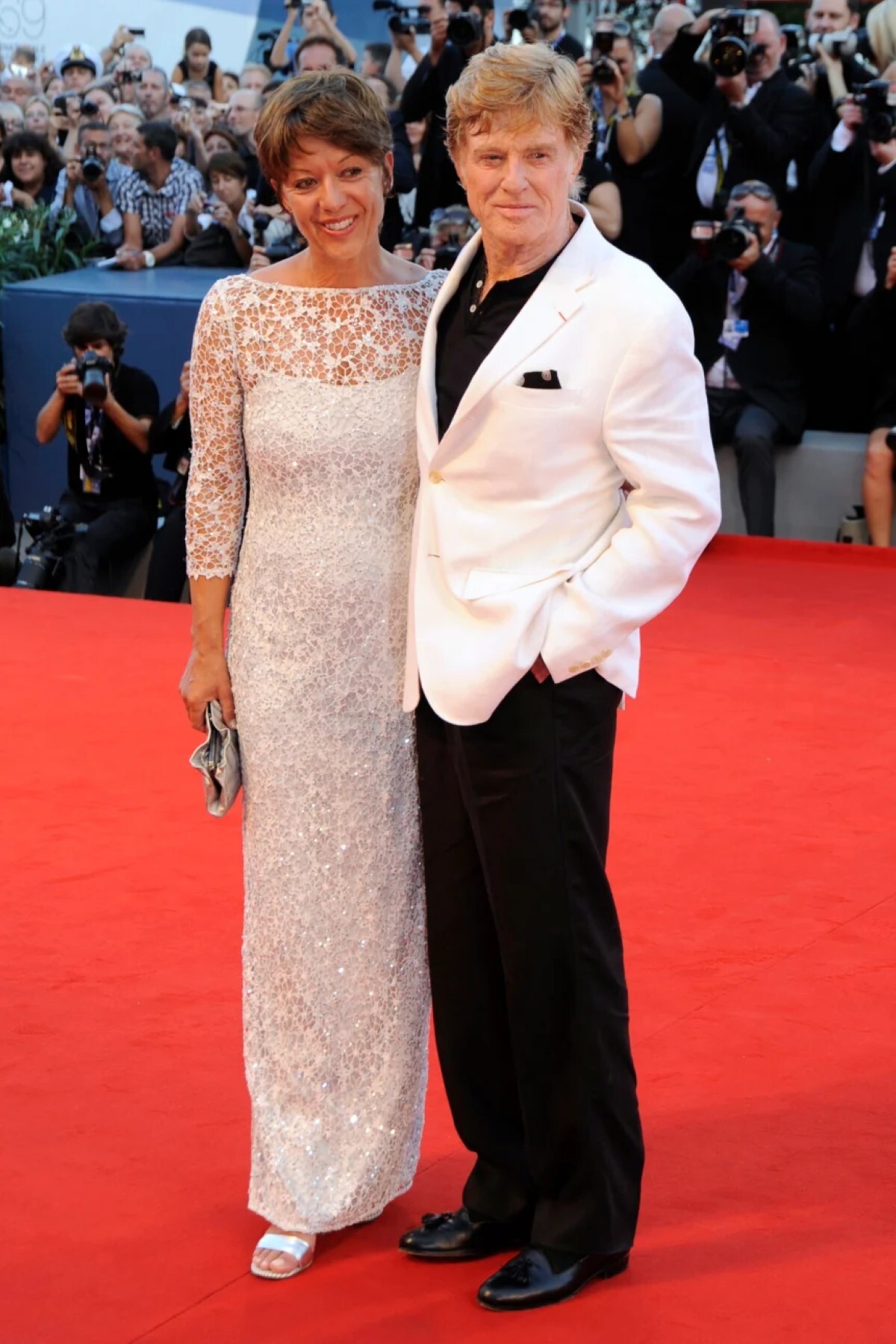 ２０１２年ヴェネツィア国際映画祭で妻のシビル・ザガースさんと写真に収まるレッドフォードさん。マンダリンカラーのシャツにタッセル付きのローファーという格好で、相変わらずメンズウェアに新たな風を吹き込んだ/Manfred Segerer/ullstein bild/Getty Images