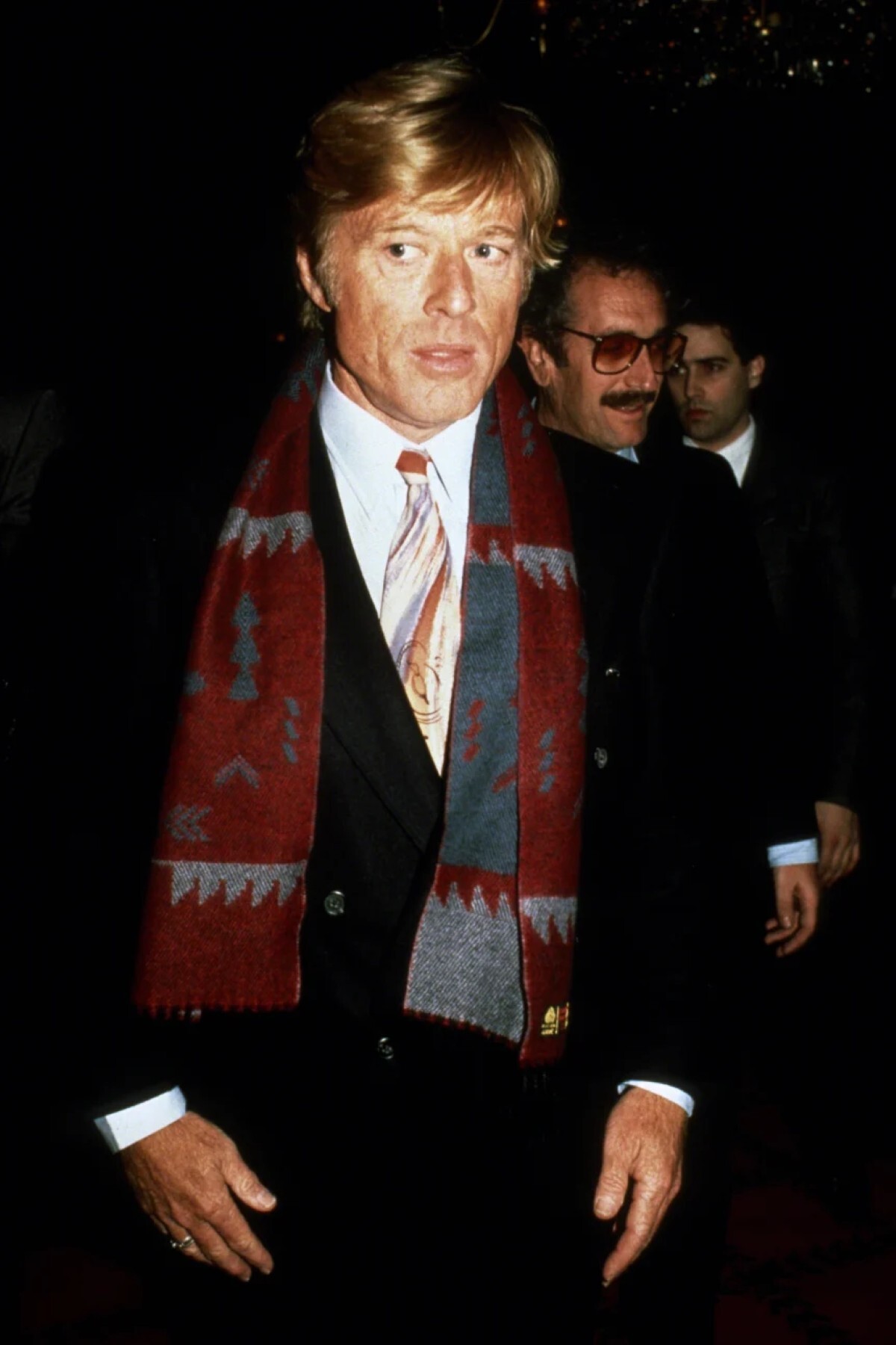 レッドフォードさんは、柄物のネクタイや織りスカーフを通して、ブラックタイのドレスコードに個性を吹き込んだ/Robin Platzer/Images Press/Getty Images