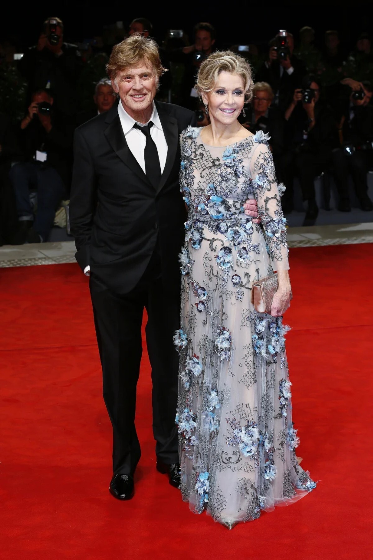 レッドフォードさんはクラシックなスーツとネクタイを身につけ、２０１７年ベネチア国際映画祭でジェーン・フォンダさんに付き添った/Ernesto Ruscio/Getty Images