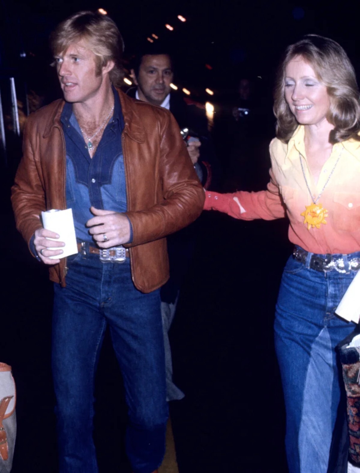 レッドフォードさんは１９７０年代の映画界で有数の知名度を誇るカウボーイだったかもしれないが、ウエスタンシャツやデニムジーンズ、装飾ベルトへの愛は、役で着る衣装にとどまらず、自身の服装にも及んでいた/Tom Wargacki/WireImage/Getty Images