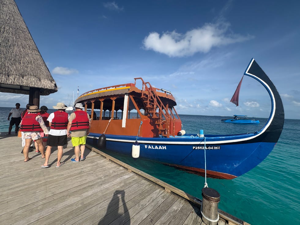 オゼン・リザーブ・ボリフシのマリンアクティビティ参加者と船