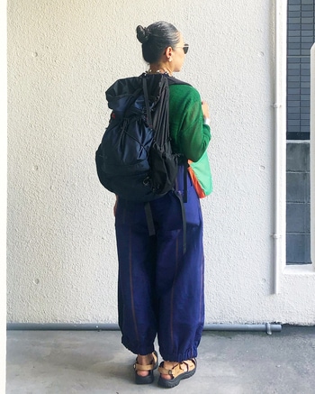 旅の相棒は軽くてスタイリッシュな「山と道」のバックパック【岡本敬子の60代ファッション】_img0