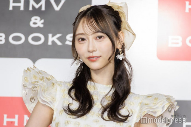 乃木坂46弓木奈於、ミニスカから美脚透ける 夏×秋ミックスコーデに反響「綺麗」「センス良い」