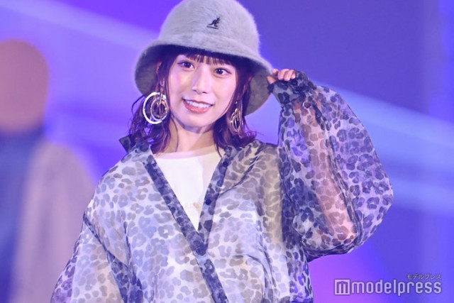 元日向坂46東村芽依、ミニスカで美脚披露 大阪での写真に「どこ見ても完璧」「お団子も可愛い」の声