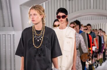 オニツカタイガーが繰り広げるアーバンファンタジー【2026年春夏 ミラノコレクション】 | Vogue Japan