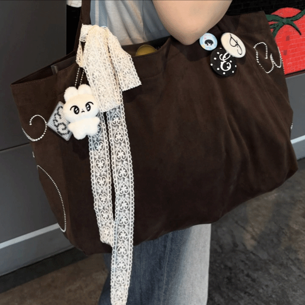 ETERNALYOUのPONY SUEDE BAGを持っている写真