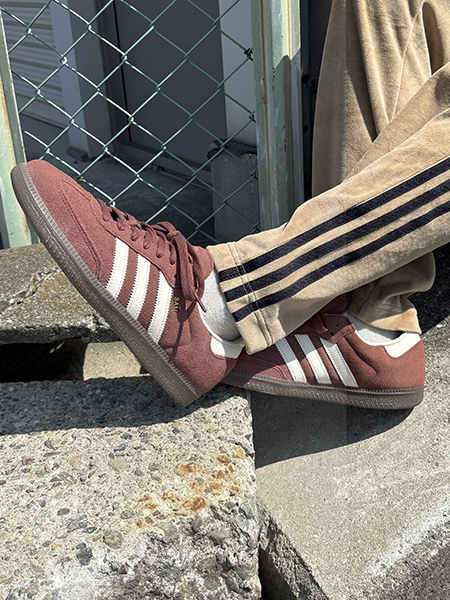 アディダス オリジナルス「SAMBA」にZOZOコラボモデルが登場。絶妙な“バーガンディ”がおしゃれすぎ…