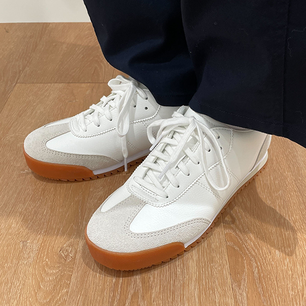  UNIQLO : C「スウェードコンビネーションスニーカー」01 OFF WHITE着用画像