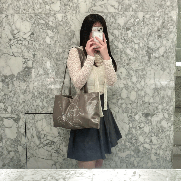 ETERNALYOUのSUGAR ECO BAGを肩にかけ、鏡越しに撮影している女性