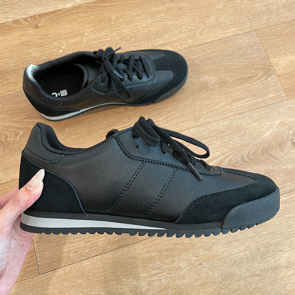 UNIQLO : C「スウェードコンビネーションスニーカー」09 BLACK・リニューアル版着用画像