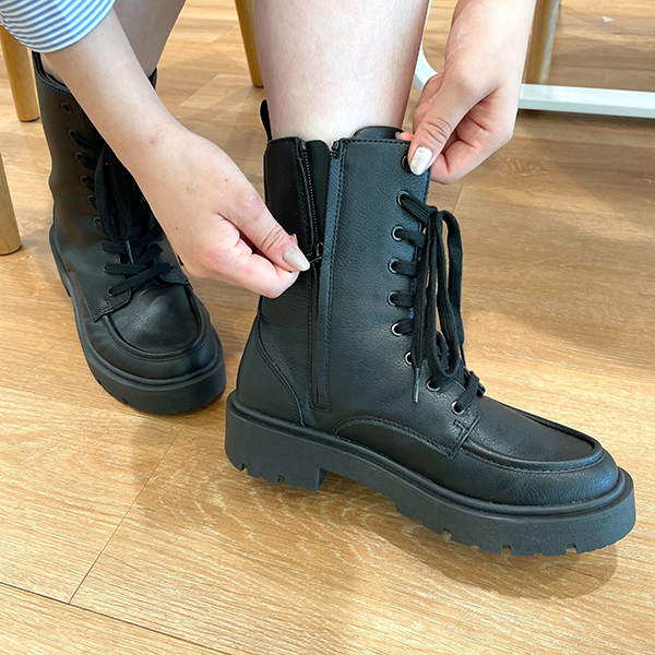  UNIQLO : C「レースアップショートブーツ」着用画像