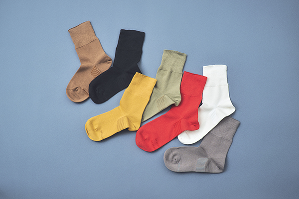 靴下屋UPDATEニュウマン高輪店にならぶ「みんなのくつした」