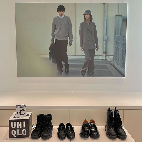  UNIQLO : C展示場・シューズのディスプレイ