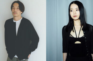 写真は左から、2025年（第43回）毎日ファッション大賞の大賞を受賞した「オーラリー」の岩井良太と、新人賞・資生堂奨励賞を受賞した「フェティコ」の舟山瑛美