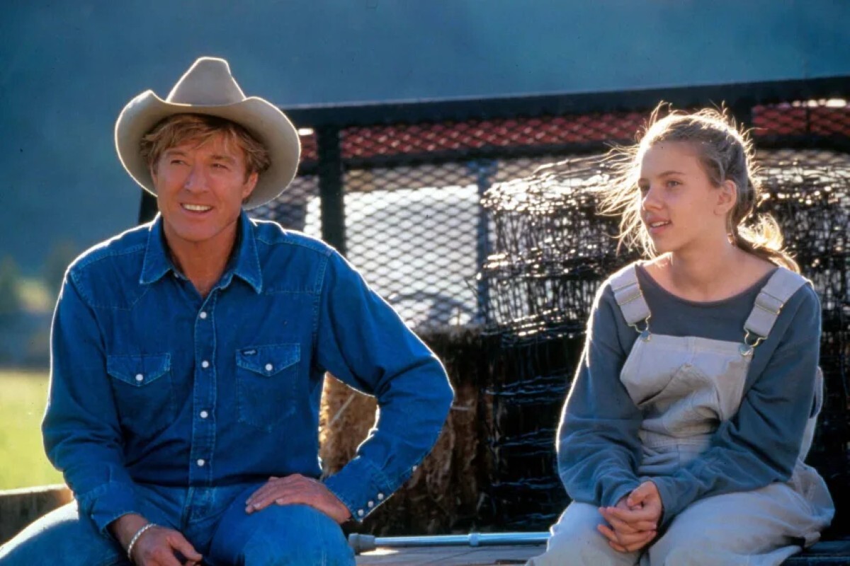 「明日に向かって撃て！」の役を演じてから２0年。エディス・ヘッド氏が衣装デザインを手掛けた「モンタナの風に抱かれて」で、レッドフォードさんは若きスカーレット・ヨハンソンさんと共演し、ダブルデニムの衣装を身にまとったカウボーイの役を改めて演じた/Moviestore/Shutterstock