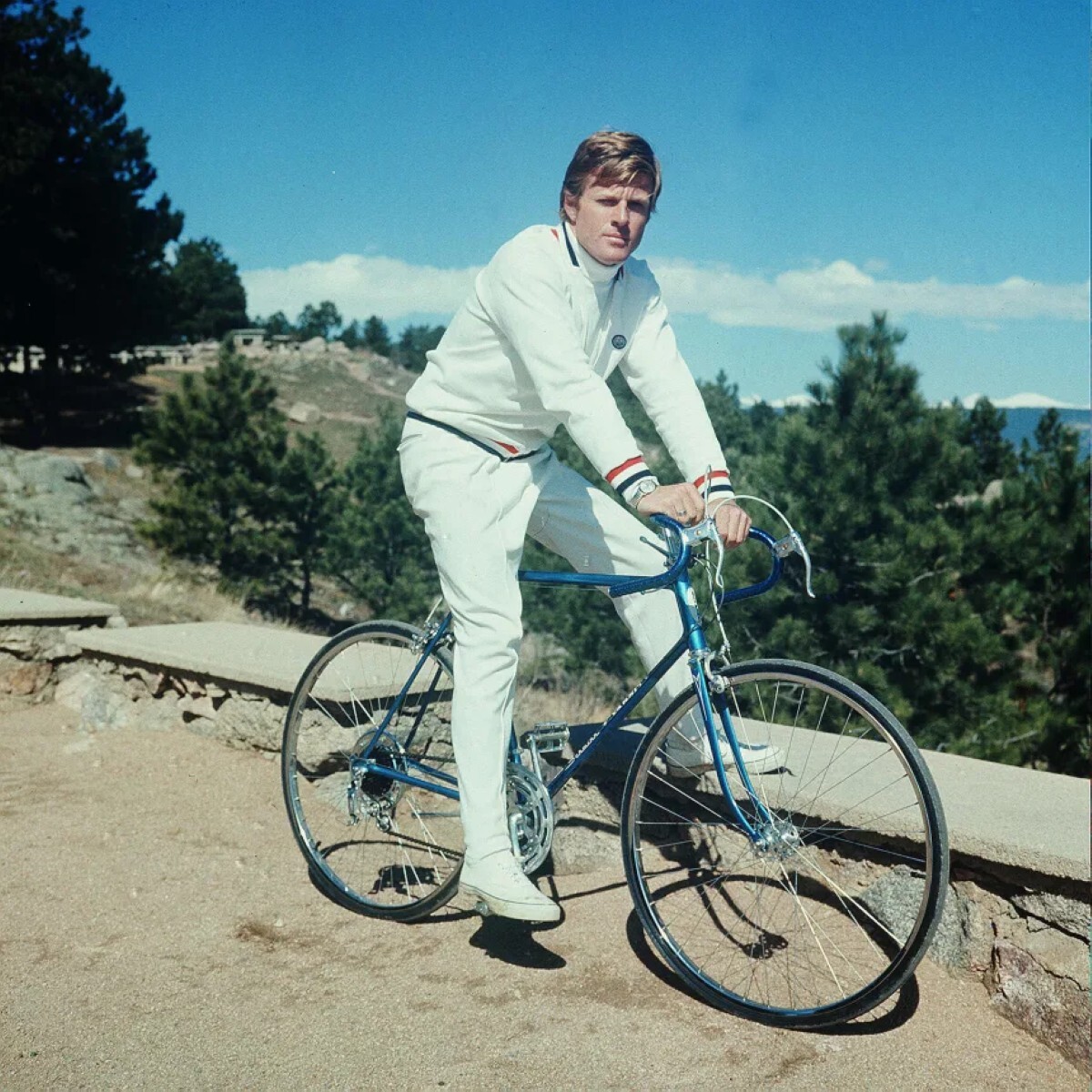 この１９６９年の写真に見られるように、レッドフォードさんのスタイルにはスポーティな側面もあり、赤、白、青のクラシックなトリコロールに身を包むことが多かった/Kobal/Shutterstock